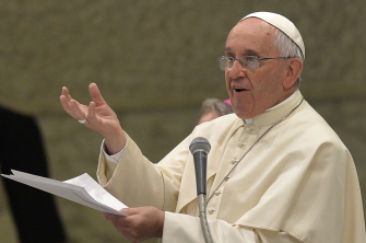 El papa Francisco habla este sábado en una audiencia a la Asociación de Trabajadores Cristianos de Italia en la sala Pablo VI en el Vaticano