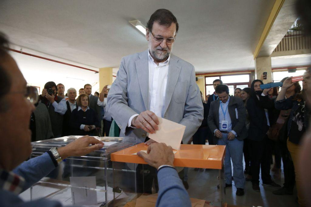 El presidente Mariano Rajoy deposita su voto para las elecciones del 24M, esta mañana en el colegio elecotral Bernardette de Aravaca, en Madrid.