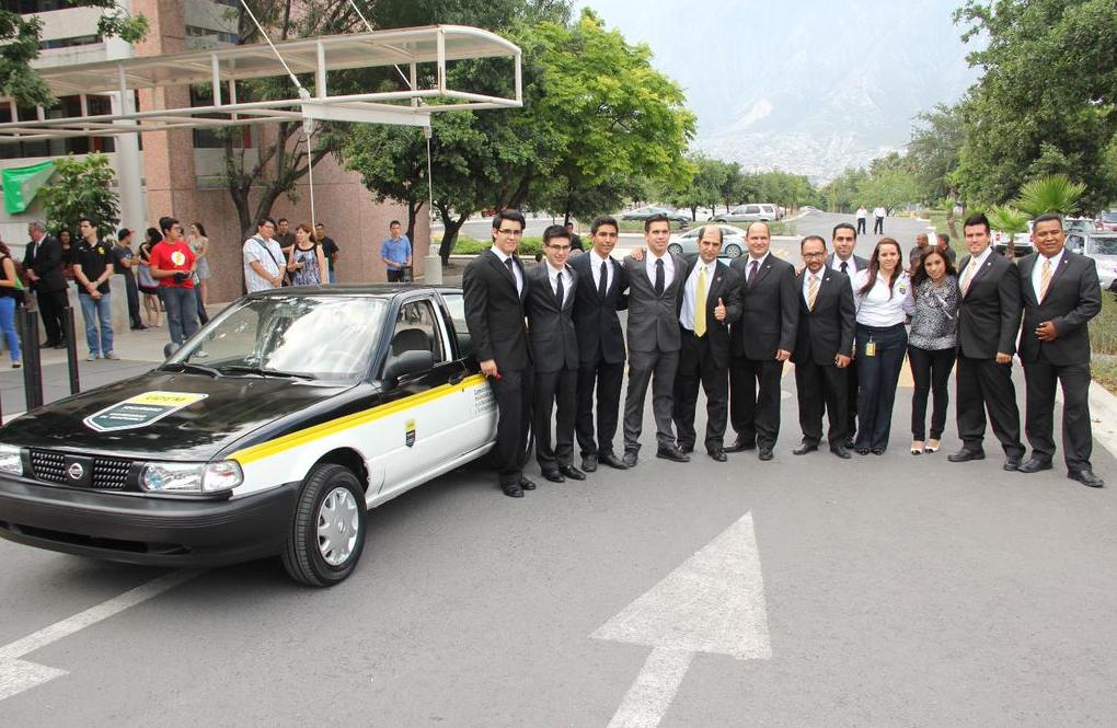 Alumnos rescataron auto chatarra y lo convierten en eléctrico.