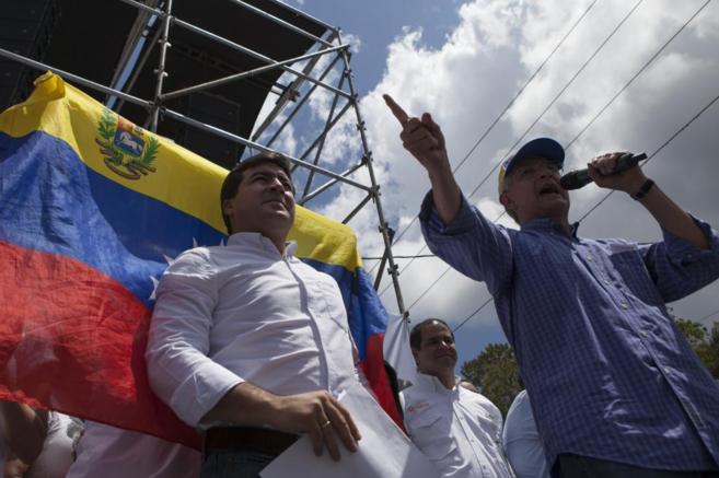 Daniel Ceballos (i), junto a Antonio Ledezma, alcalde opositor de Caracas, en un acto público en marzo de 2014