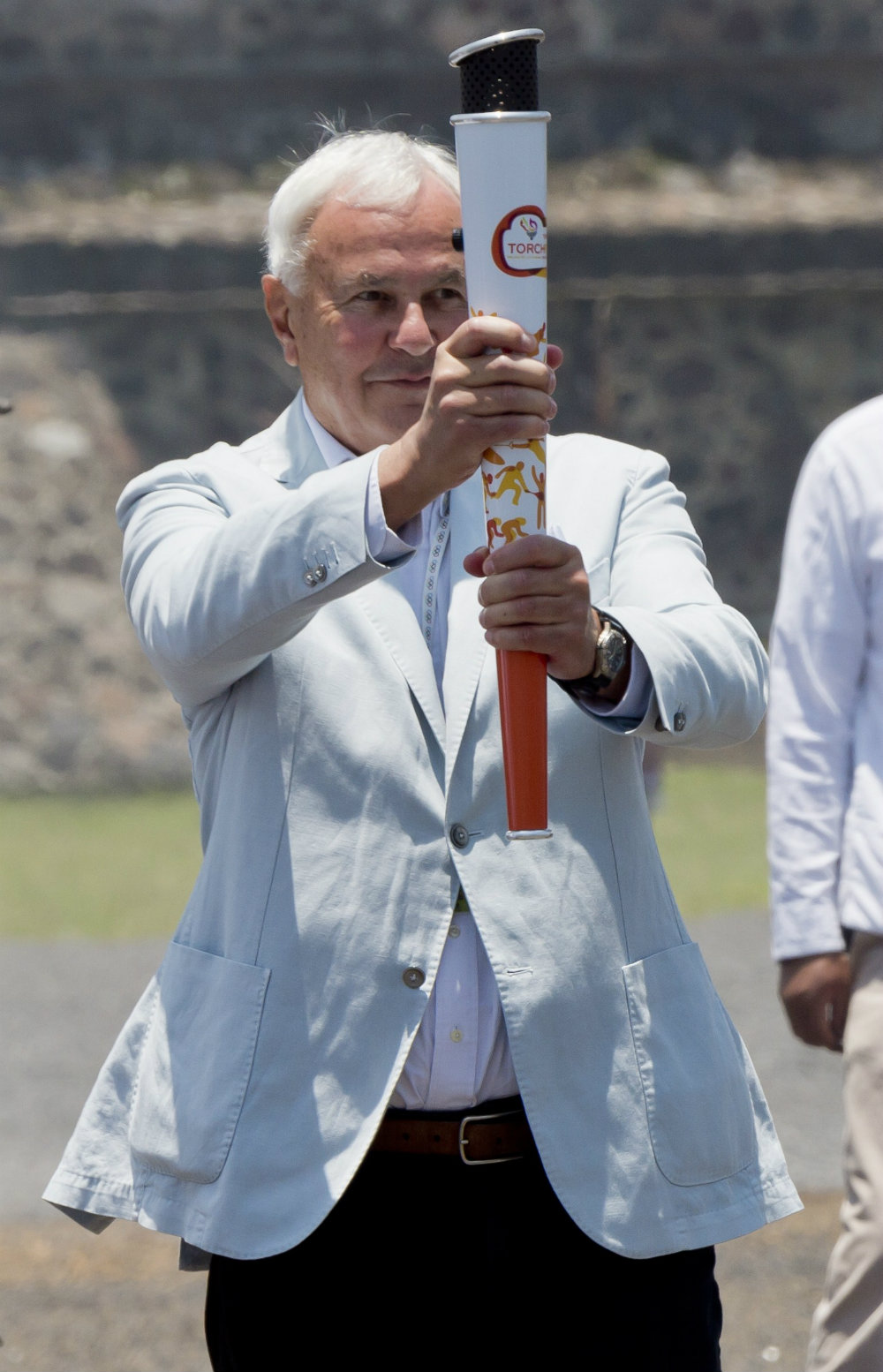 David Robert Peterson mostrando la antorcha