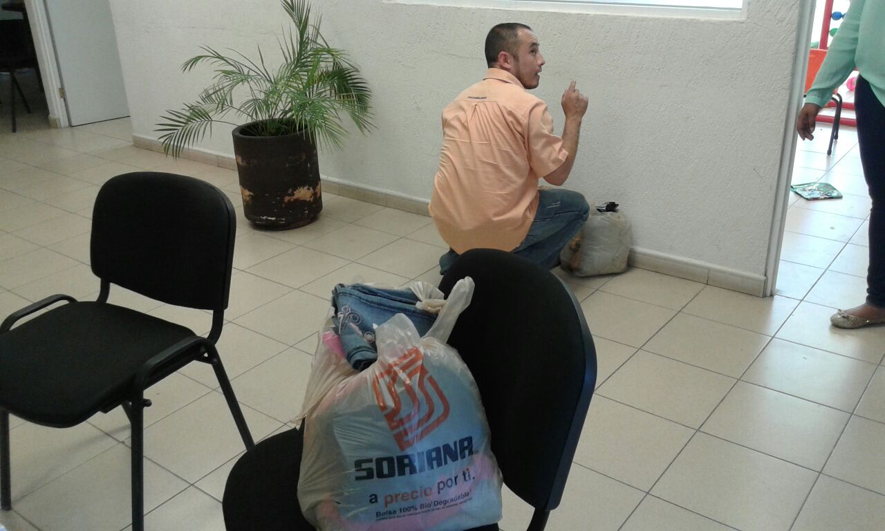 Javier de 33 años se dio una escapada del trabajo y llegó con varias bolsas de ropa para adultos y para niño. 