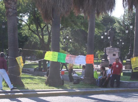 Los ex empleados se manifestaron frente al Palacio de Gobierno.