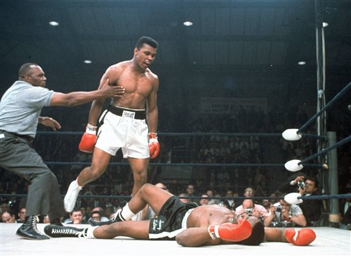 Muhammad Ali le grita a Sonny Liston que se levante 