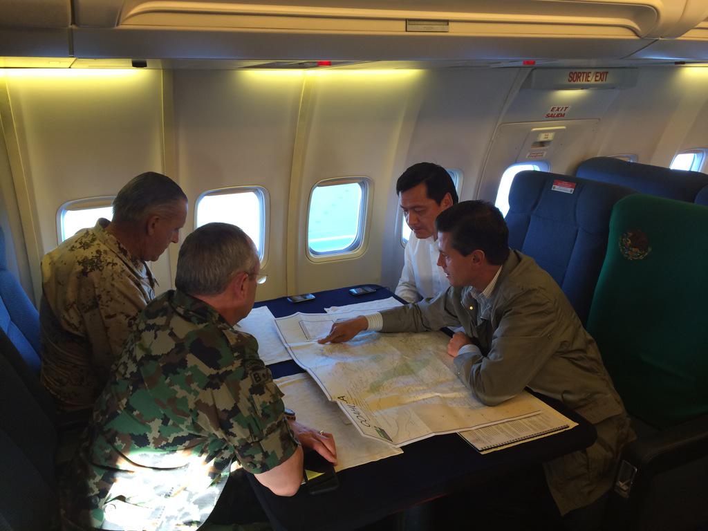 El presidente Enrique Peña Nieto se dirige a Ciudad Acuña a bordo del avión presidencial.