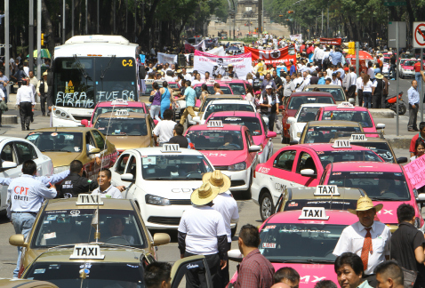 Taxistas se manifiestan sobre Paseo de la Reforma y se dirigen a avenida Juárez, con intención de llegar al Zócalo.