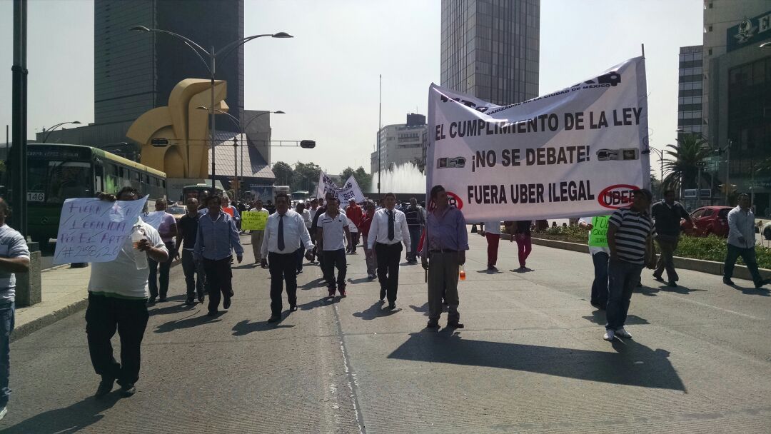 Los taxistas piden a la Semovi establecer una mesa de diálogo para atender la problemática de los taxis piratas.