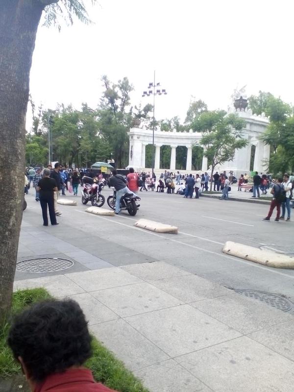 Los distintos contingentes de la marcha comienzan a llegar al Hemiciclo a Juárez donde se realizará un mitin. 