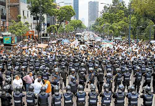 Granaderos impidieron que el contingente llegara al Zócalo.
