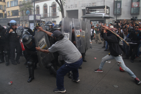 Un grupo de manifestantes se enfrentó a los granaderos frente al Hemiciclo a Juárez.