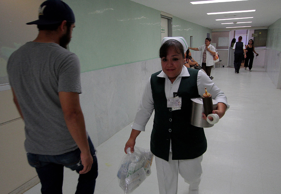 El hospital 13 del IMSS reunió a algunas personas que resistieron el fenómeno natural.