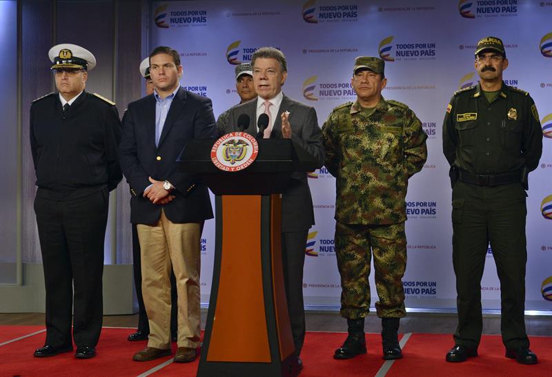 Juan Manuel Santos (c), al informar el pasado viernes en Bogotá al país del bombardeo en el que murieron 26 guerrilleros de las FARC