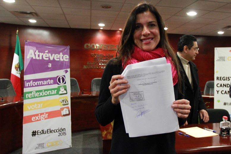 Lorenia Canavati Von Borstel recibiendo su registro como candidata ciudadana a la alcaldía sampetrina.