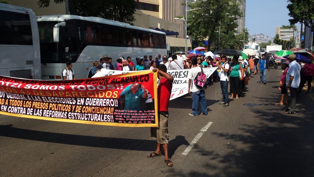 Los manifestantes protestaron en el INE en Acapulco