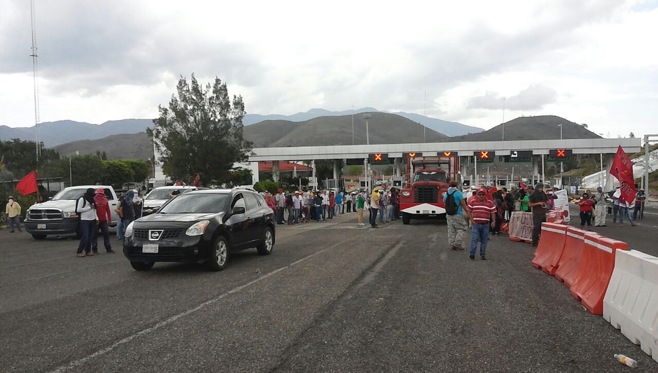 Normalistas se concentraron en la caseta de Palo Blanco