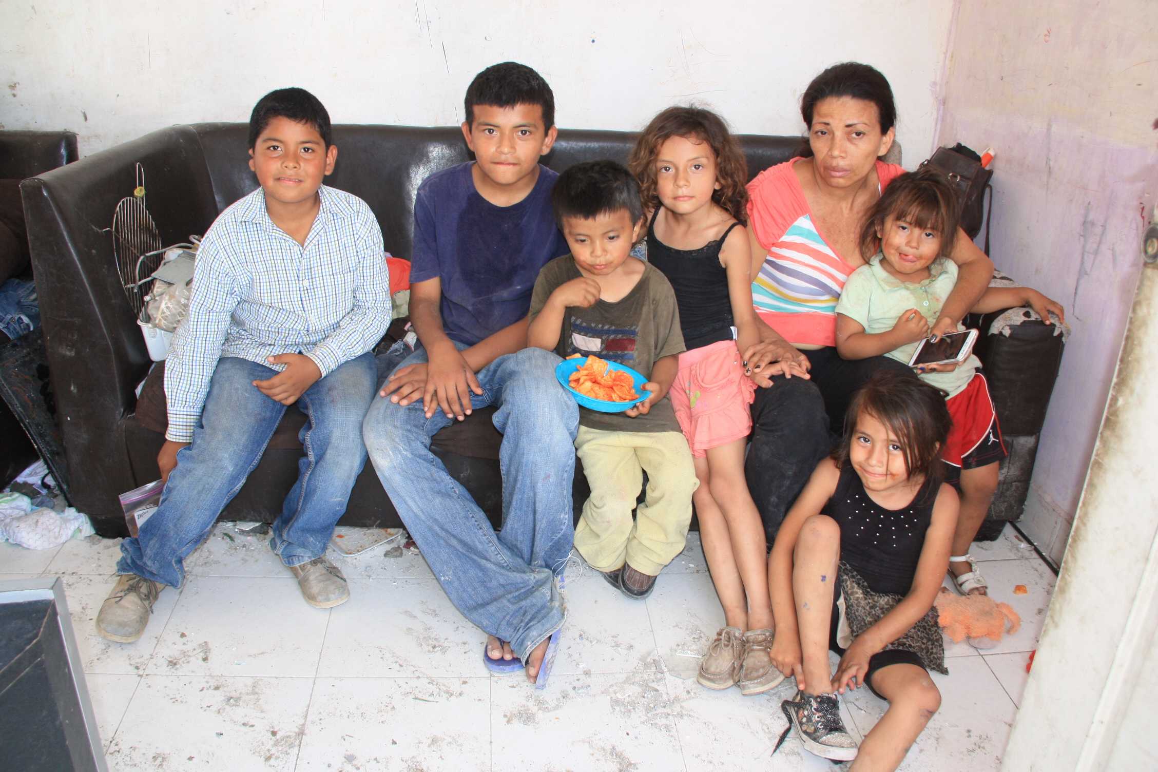 En lo que queda de su hogar, Luz Elena comparte un plato de botana con sus hijos, mientras revive los recuerdos de los 8 segundos más terribles.