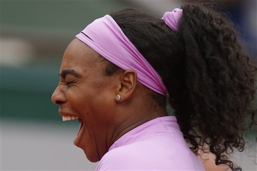 Serena Williams gesticula antes de su partido 