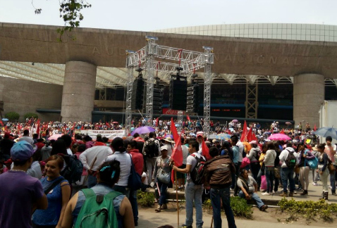 Antorchistas se manifiestan en Reforma, frente al Auditorio Nacional.
