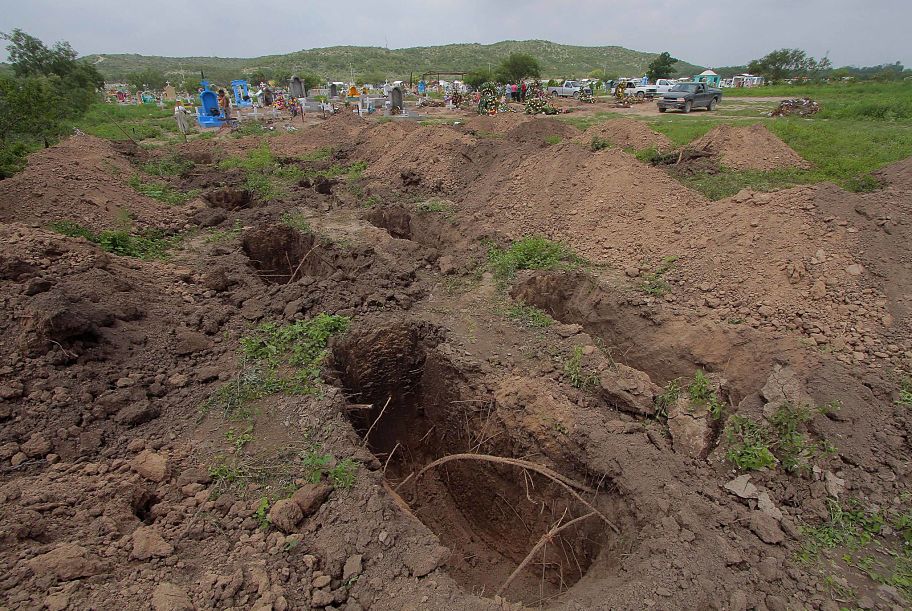 Derivado de la tragedia del tornado en esta ciudad, este campo santo se preparó excavando más fosas para ir atendiendo la demanda de servicios.