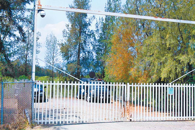 En la entrada al rancho El Sol se observa la presencia de policías federales. 