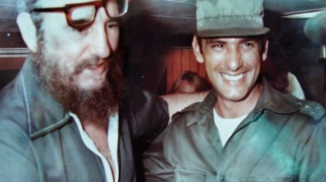   Fidel Castro y Juan Reinaldo Sánchez (d), en los años 80, en el interior del yate "Aquarama II" del dirigente cubano