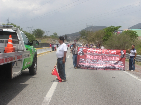Integrantes de la Asamblea Popular de los Pueblos de Guerrero (APPG) en el bloqueo parcial que realizaron en la Autopista del Sol. 