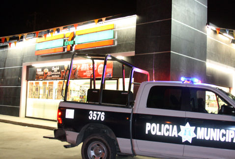 Los ladrones se llevaron 800 pesos en efectivo de la caja registradora.