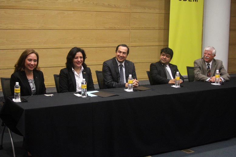 Margarita García junto a Carlos Basurto, de la Universidad de Monterrey, durante la firma de convenio.