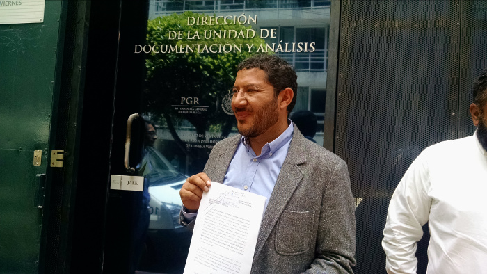 Martí Batres presentó una denuncia penal en la PGR contra Rosario Robles.