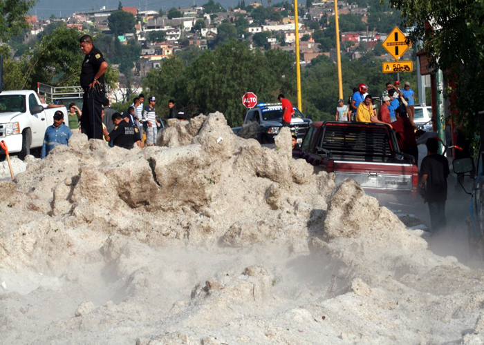 Medio metro de granizo cayó la tarde de este miércoles en Saltillo.