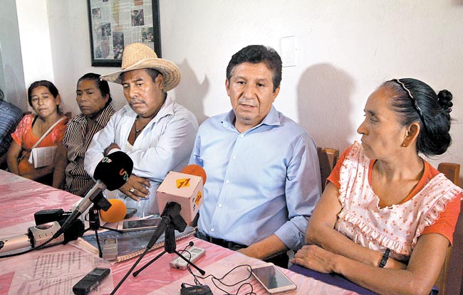 Parientes de los desaparecidos ofrecieron una conferencia de prensa en el municipio. 