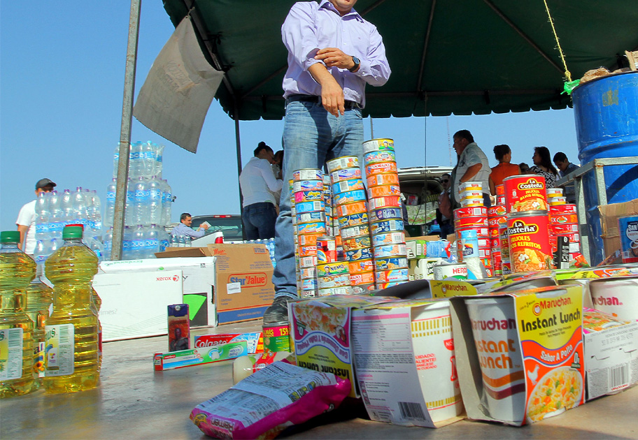 Se está pidiendo material de curación, pañales, alimentos no perecederos y enlatados.