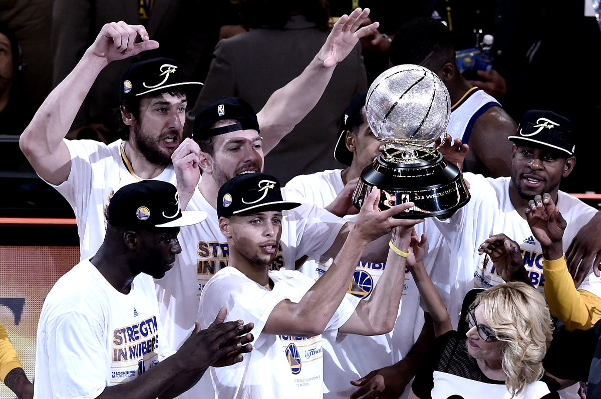 Stephen Curry levantó la corona del Oeste