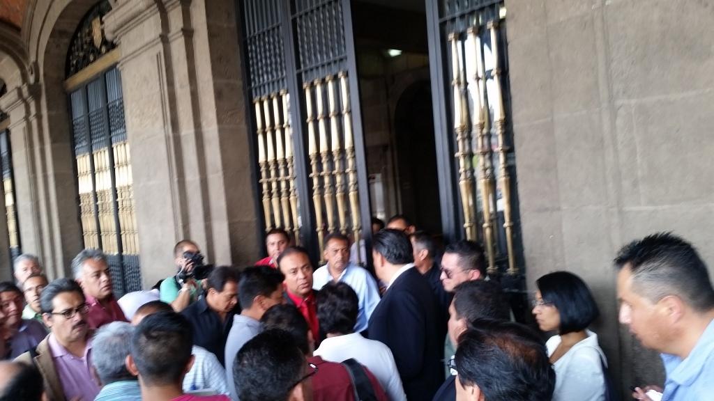 Taxistas se reúnen con autoridades del Distrito Federal. 