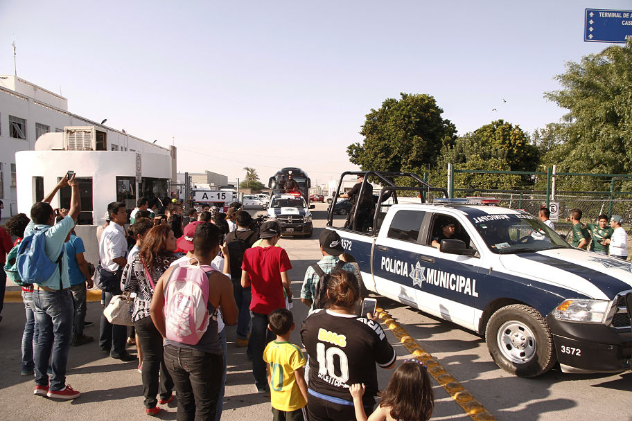 Bajo un impresionante dispositivo de seguridad llegaron a Torreón la tarde de este miércoles los Gallos Blancos del Querétaro.