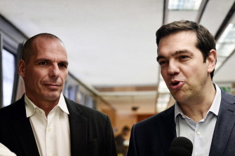 El primer ministro griego, Alexis Tsipras (d), junto al ministro de Finanzas, Yianis Varoufakis (i), en el ministerio de Finanzas, hoy en Atenas