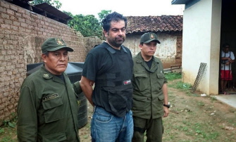 Policías bolivianos escoltan al peruano Martín Belaúnde, ex asesor del presidente peruano Ollanta Humala, tras ser detenido en Magdalena