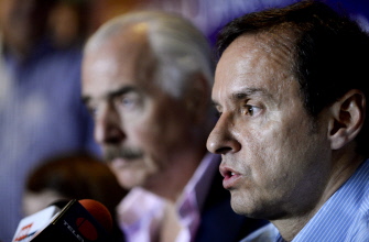 El ex presidente de Bolivia, Jorge Quiroga (d), habla junto al ex presidente de Colombia, Andrés Pastrana, hoy en la rueda de prensa en Caracas