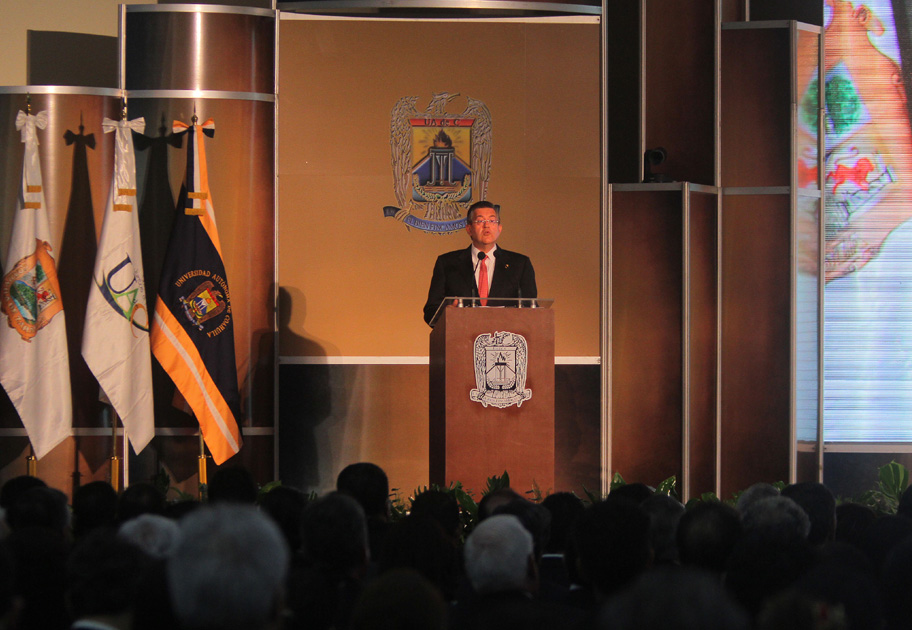 Rector de la Universidad Autónoma de Coahuila, Blas Flores Dávila. 