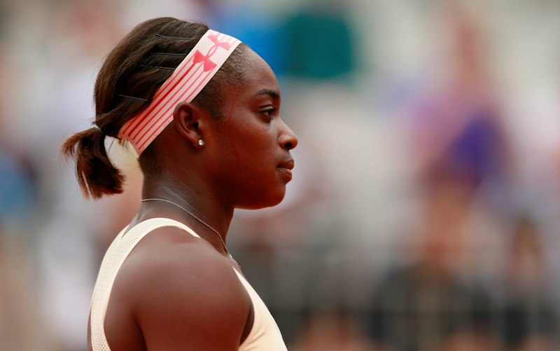 Sloane está a la moda con diadema 