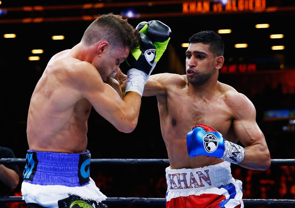 Amir Khan castiga a Chris Algieri durante su combate 