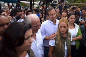Antonieta Mendoza de Lopez (i), Andrés Pastrana(2i), Jorge Quiroga (c), Lilian Tintori (2d), y Maria Corina Machado (d), ante la prisión militar