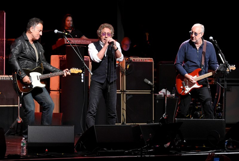 Bruce Springsteen, Roger Daltrey y Pete Townshend sobre el escenario. 