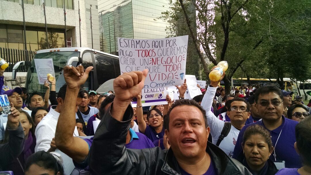 Empresarios y trabajadores de Omnilife protestan en contra de Angélica Fuentes.