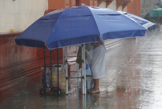 Las fuertes lluvias en Acapulco dejaron sin luz 10 colonias. 