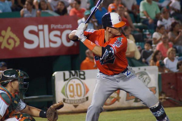 Jorge Cantú, bateador de los Tigres de Quintana Roo 