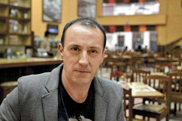 Julio Patán recientemente publicó el libro "Cocteles con historia".