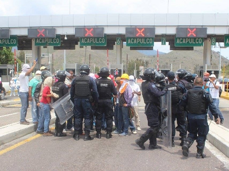 Mandos de la Policía Federal se acercaron para dialogar con los líderes del grupo de normaistas y les solicitaron que liberaran la caseta.