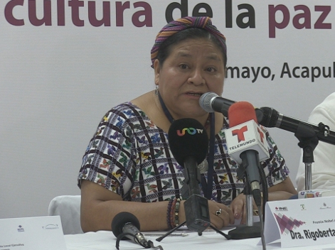 La premio Nobel de la Paz, Rigoberta Menchú, habló en el teatro Juan Ruíz de Alarcón, ante los candidatos al gobierno de Guerrero, del PAN y de la coa