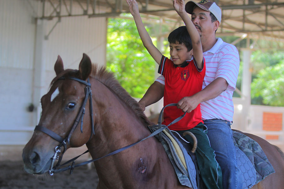 Andar a caballo ayuda además a corregir la postura de cualquier persona y los niños van trabajando sus músculos".